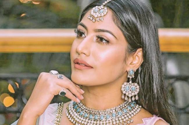 Ishqbaaaz actress Surbhi Chandna poses like a diva in THIS outfit
