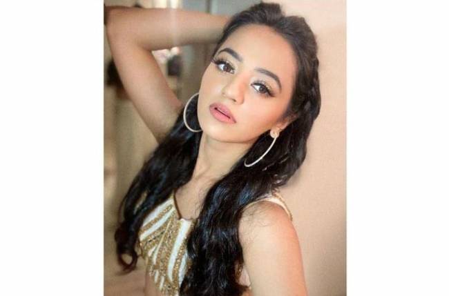 Helly Shah takes a break from Ishq Mein Marjawan 2 shoot; here’s what she is up to