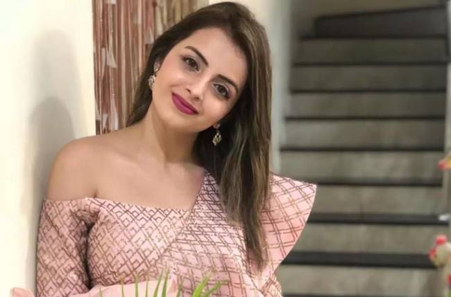 Check out telly actress Shrenu Parikh chilling in a pool amid her Goa holidays