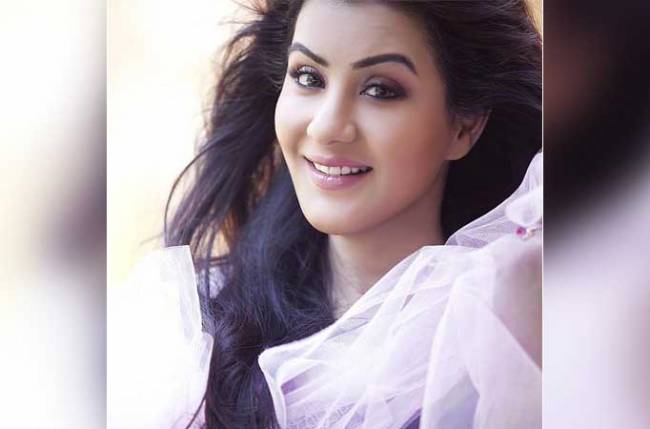 Bigg Boss 11 winner Shilpa Shinde receives a grand welcome by her neighbors