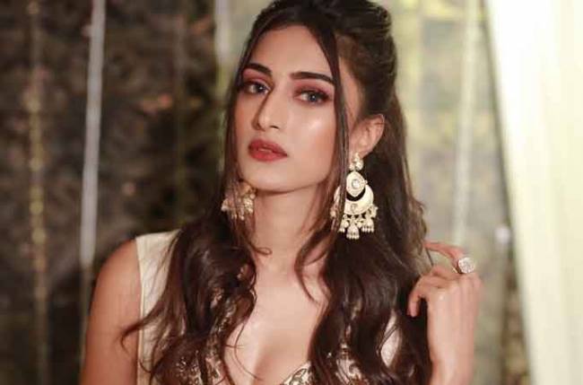 Erica Fernandes is LOST in ‘his’ thoughts…