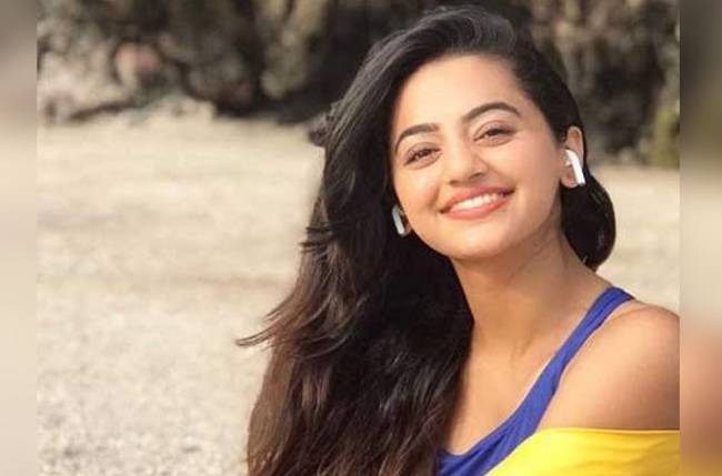 Helly Shah turns hairstylist for herself on IMM 2 sets