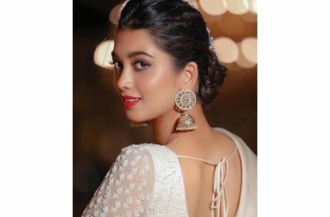 Jalebi actress Digangana Suryavanshi looks radiant in these pictures, take a look